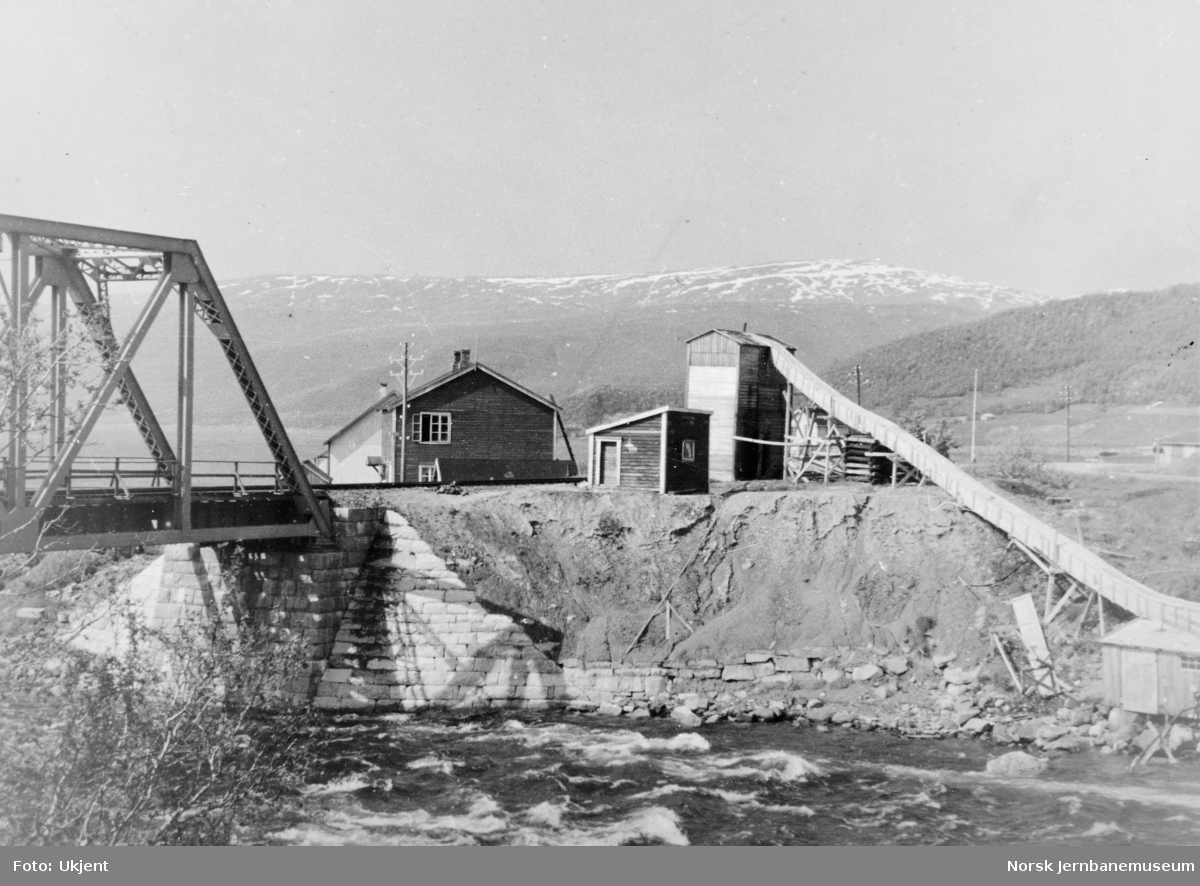 Anlegget Mosjøen-Mo i Rana : provisorisk vannstasjon ved bru over Fusta, pel 725