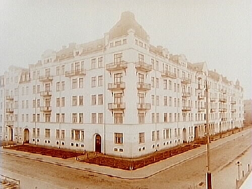 Stenhus i fem våningar med jugendpräglad fasad i gulvit slätputs. 
Nordvästra hörnet Manillagatan 22 A-B och Nygatan 47.