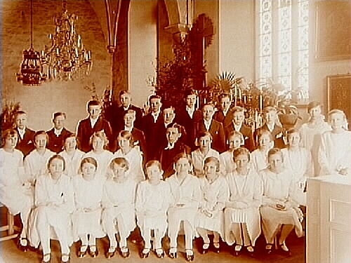 Interiör av Sköllersta kyrkan.
Konfirmander, 19 flickor, 12 pojkar och pastor G. Lundberg.