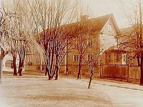 Gamla Prostgården, tvåvånings bostadshus med takkupor och förstuga.
Revs i maj 1932.