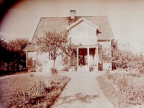 Envånings villa med inredd vind, frontespis, balkong, veranda och ...