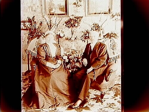 Rumsinteriör, 2 personer.
Guldbröllop.
Bankdirektör A. C. Gevert och Maria Charlotta, f. Hallbom