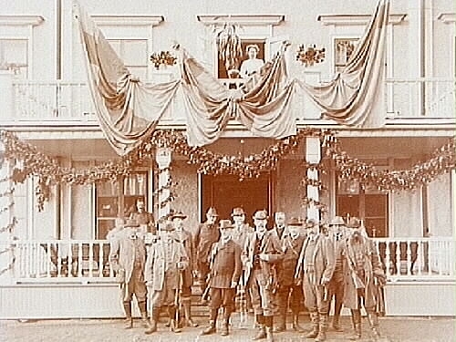 Kungligt jaktsällskap, kung Gustaf V och 11 jägare.
Haddebo veranda.