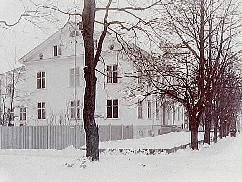Tingshuset, tvåvånings stenhus, tagit från gatan. Bilden visar huset på Olaigatan 34. 
Arkitekt Karl Nissen, Drottninggatan 3, Örebro.