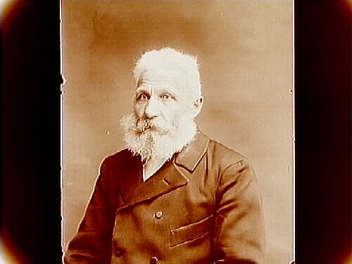 Äldre man med helskägg, bröstbild.
Lars Gustav Wistrand född 1852 i Gällersta död 1927 i Nord Amerika. 
Bodde i huset Sjölunda på Vinön.