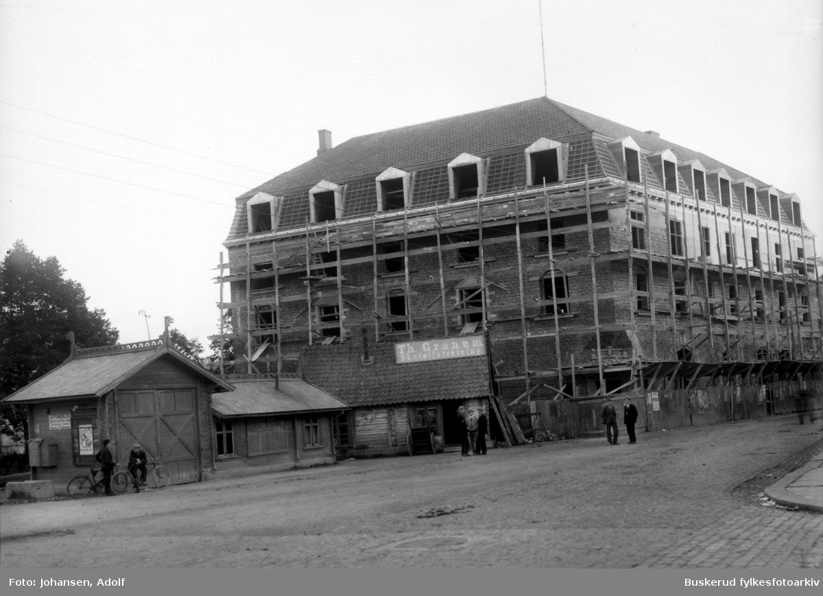 Bygging av Hønefos og Oplands privatbank. Banken ble grunnlagt i 1899. TH. Granum skoforretning og kjøttvekta lå ogsp på S. Torg
ca. 1910