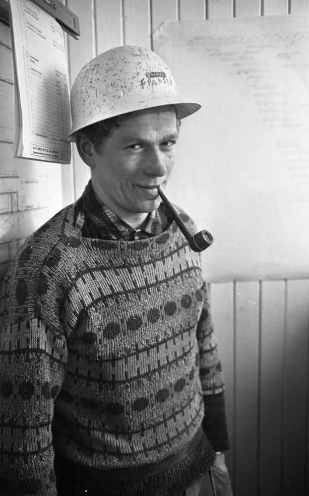 Kommer stämpeluret sticker vi 18 januari 1967

En byggnadsarbetare klädd i vit hjälm, stickad tröja med en rutig skjorta inunder och ljusa byxor. Han har en pipa i munnen.






















 













































































































































































 
































                                                                                                                                                                                                                                                                                                                                                                                                                                                                                                                                                                                                                                                                                                                                                                                                                                                                                                           























































































































                                                





















































































































































 
































                                                                                                                                                                                                                                                                                                                                                                                                                                                                                                                                                                                                                                                                                                                                                                                                                                                                                                           























































































































                                                


































































   










































 













































































































































































































 
































                                                                                                                                                                                                                                                                                                                                                                                                                                                                                                                                                                                                                                                                                                                                                                                                                                                                                                           
























































































