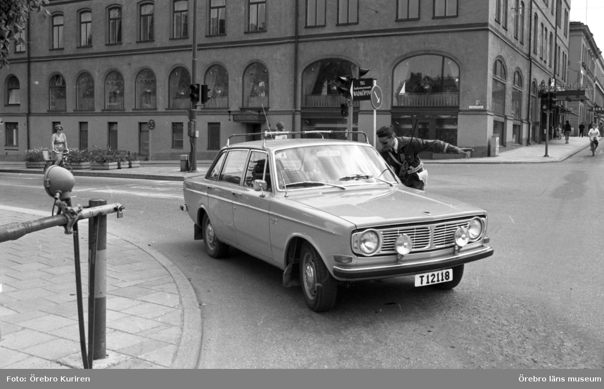 Bilfritt centrum 27 juni 1972

Trafikpolis Nils Andersson står och pratar med en bilist. På
bilden ser man Stora Hotellet.