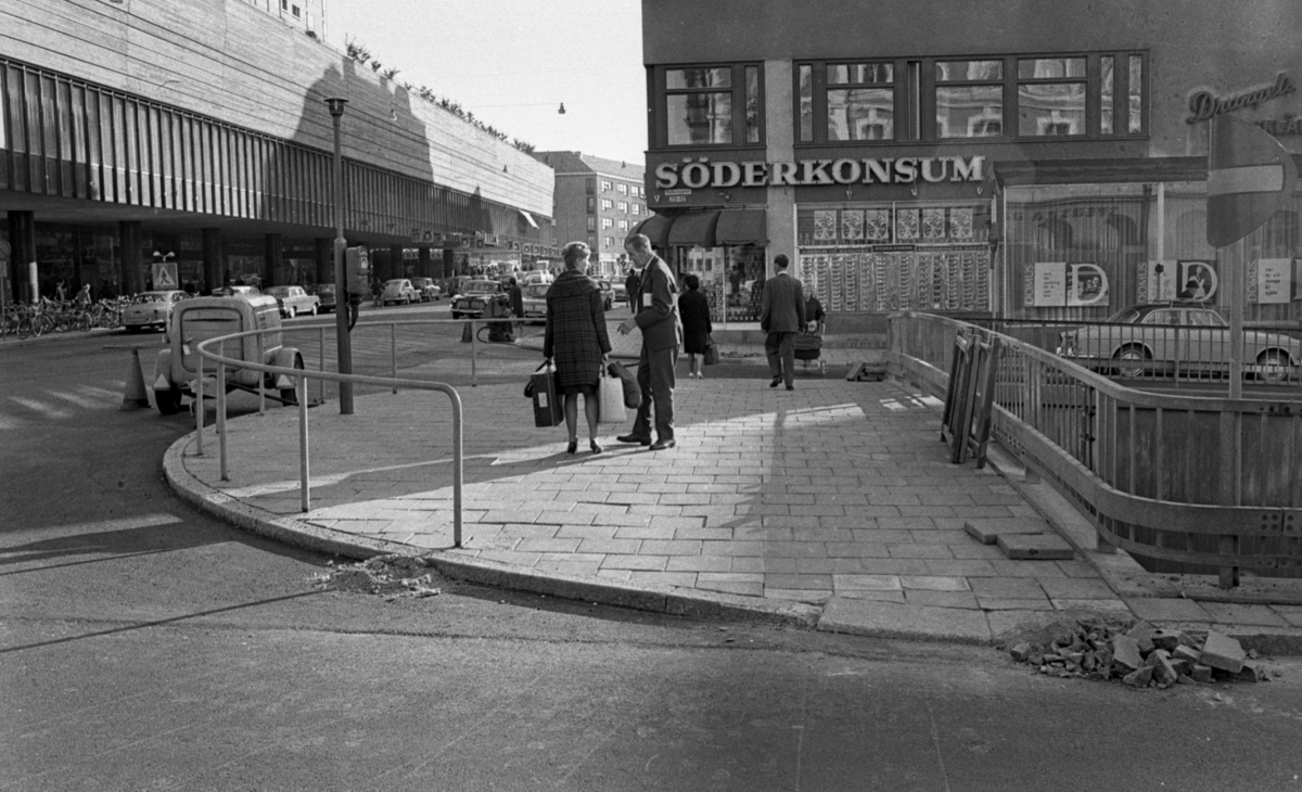 Orubricerat 8 oktober 1965.
Hörnet av Drottninggatan-Rudbecksgatan, Krämaren till vänster på bild och Söderkonsum.