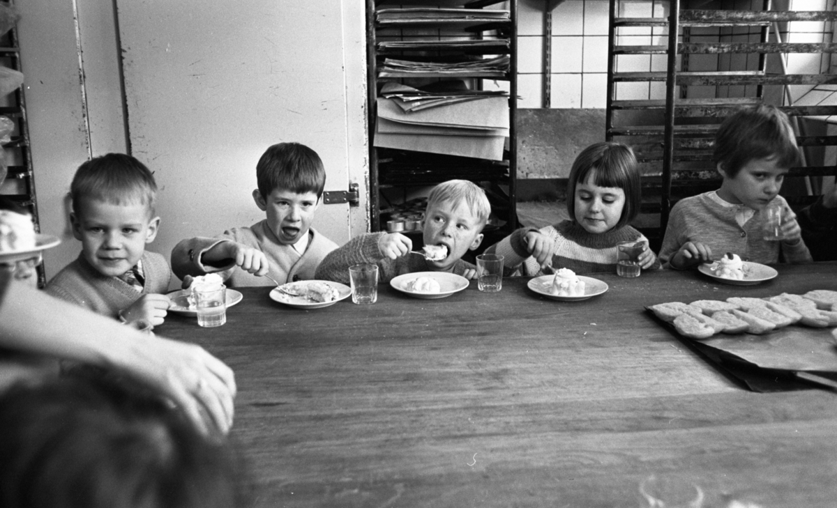 Lekskola hos bagaren 14 mars 1966

Barn äter tårta