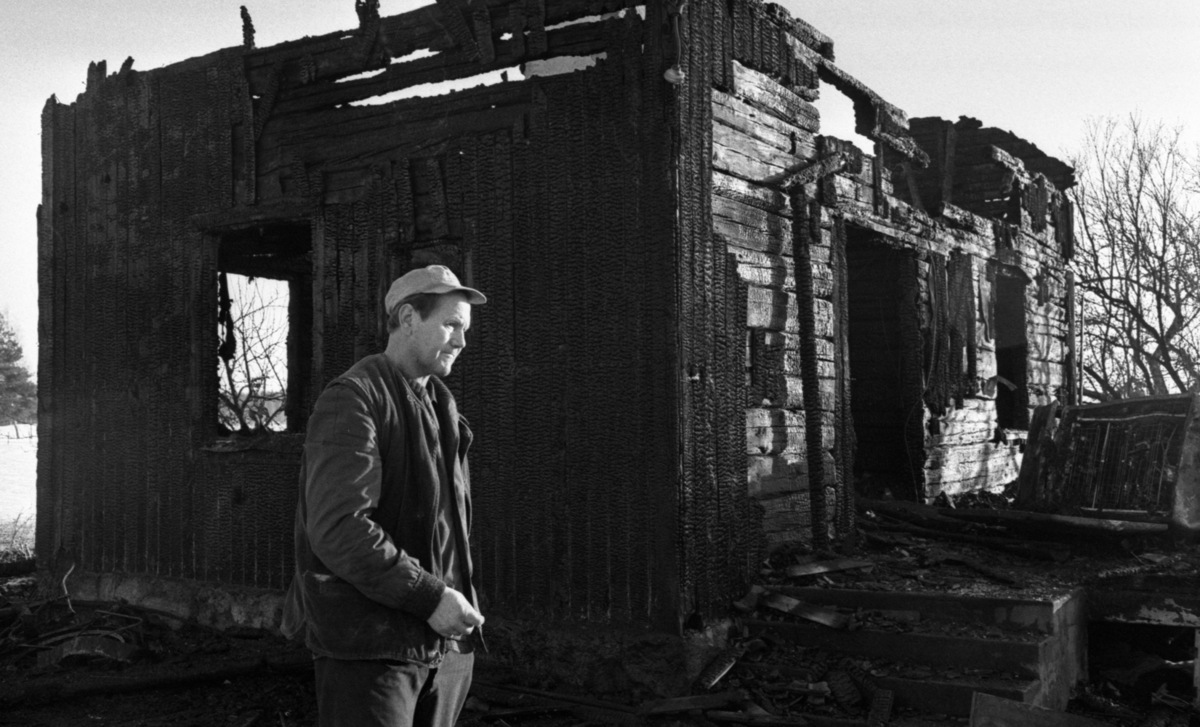 Brand i Hovsta 1 februari 1966

En man står framför resterna av ett utbrunnet hus i Hovsta.