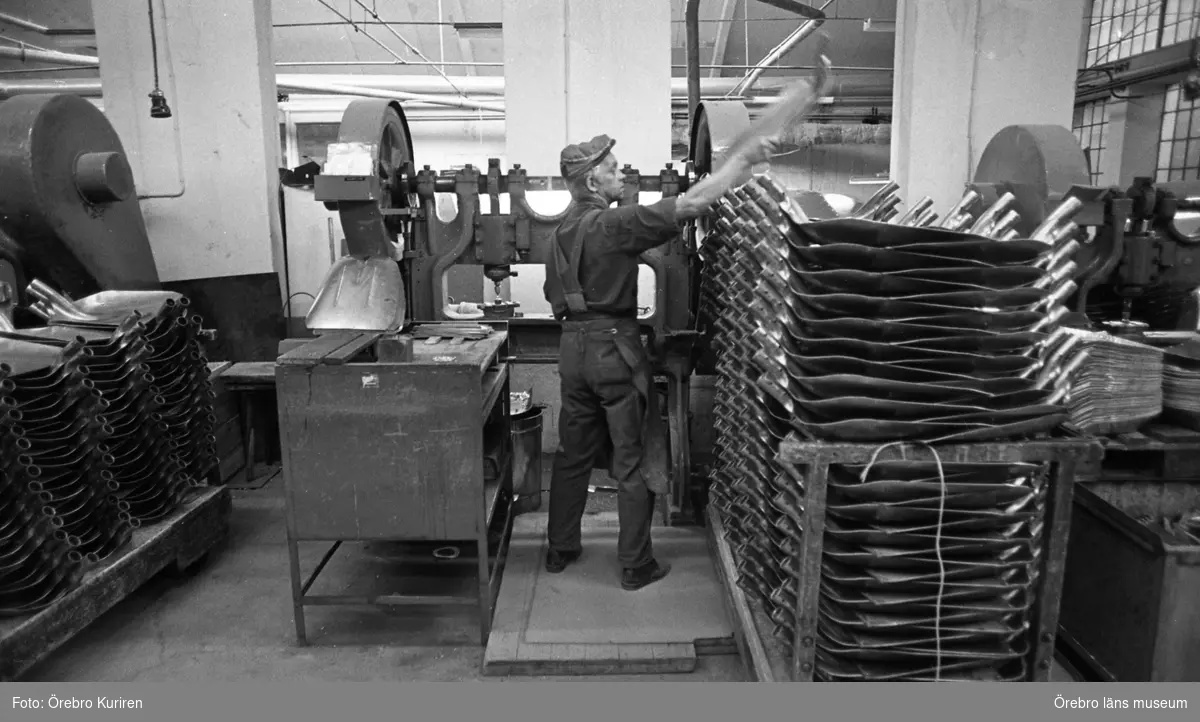 Vedevågsbruk 3 augusti 1974.
Bilden föreställer Nils Lind i Handredskapsfabriken.