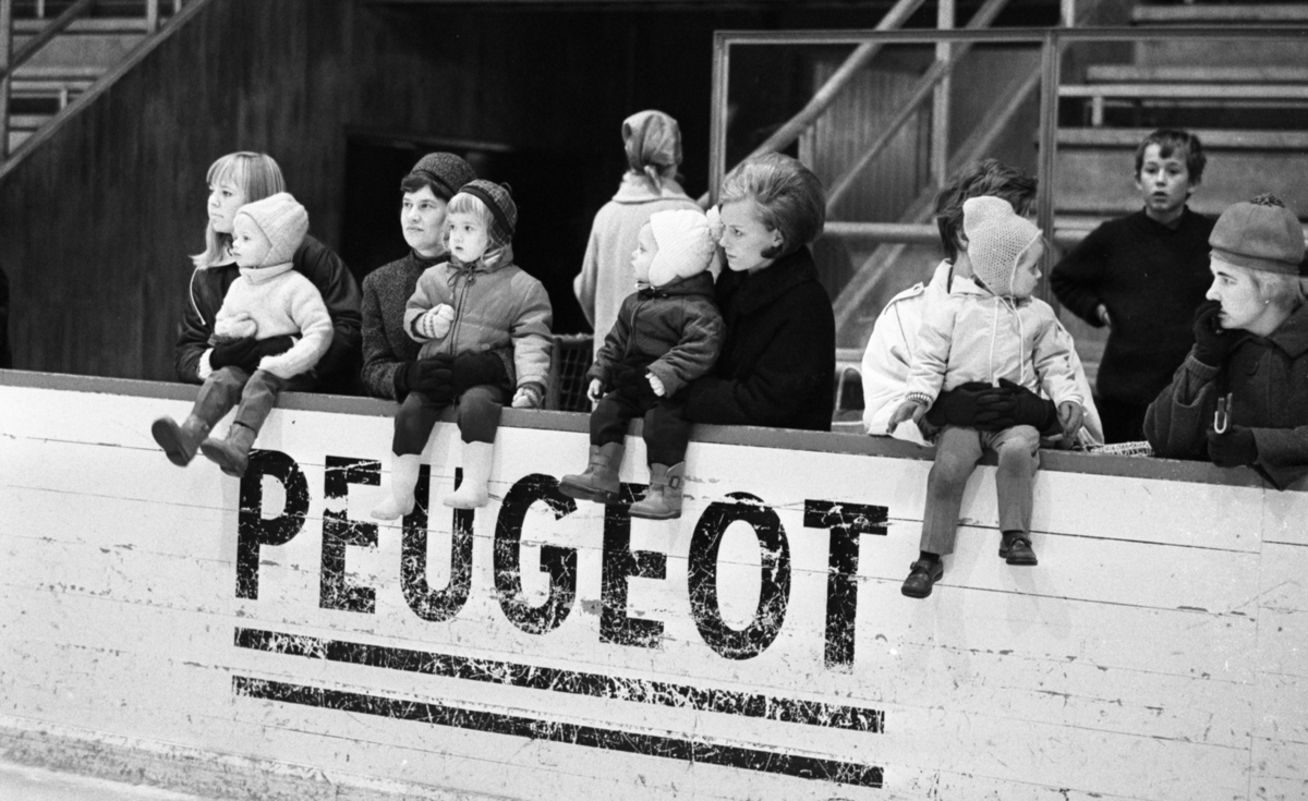 Skridskoskola för barn 12 november 1966.