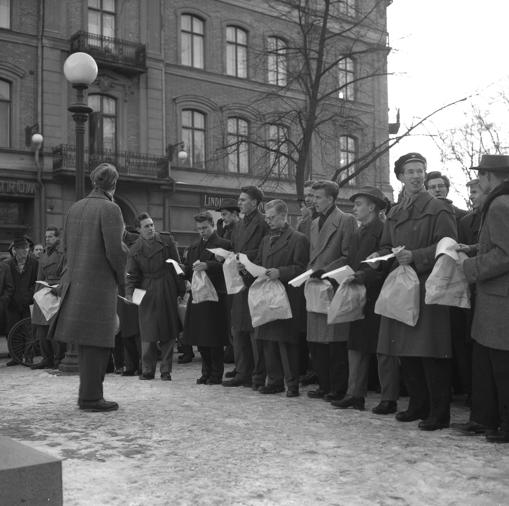 Karolinska karoliner.
10 mars 1955.
Övre Stortorget.
