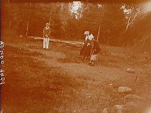 Förlovningsresan, juni 1922.
S.L.W., Margit Palmaer och Ebbe Linde spelar krocket.
