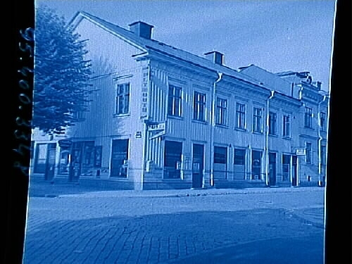 Korsningen Kungsgatan 16/Nygatan 32, Örebro. 
Tvåvånings bostadshus med affär i gatuplanet.