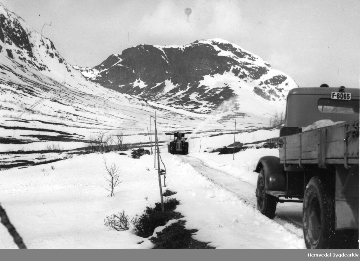 Snørydding på Hemsedalfjellet, nordom Bjøberg i 1957.