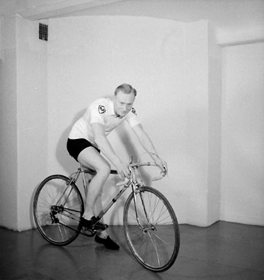 En man med cykel.
Roland Berglund
