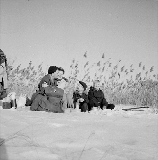 Skidåkning på Kvismaren, familjegrupp fyra personer i snön.
Sörling.