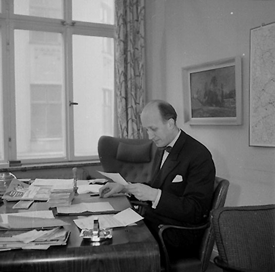 Gustafsson & Görtz, kontorsinteriör. Vid skrivbordet kamrer Gert Torpfeldt som jobbade i många år på Gustafsson & Görtz.