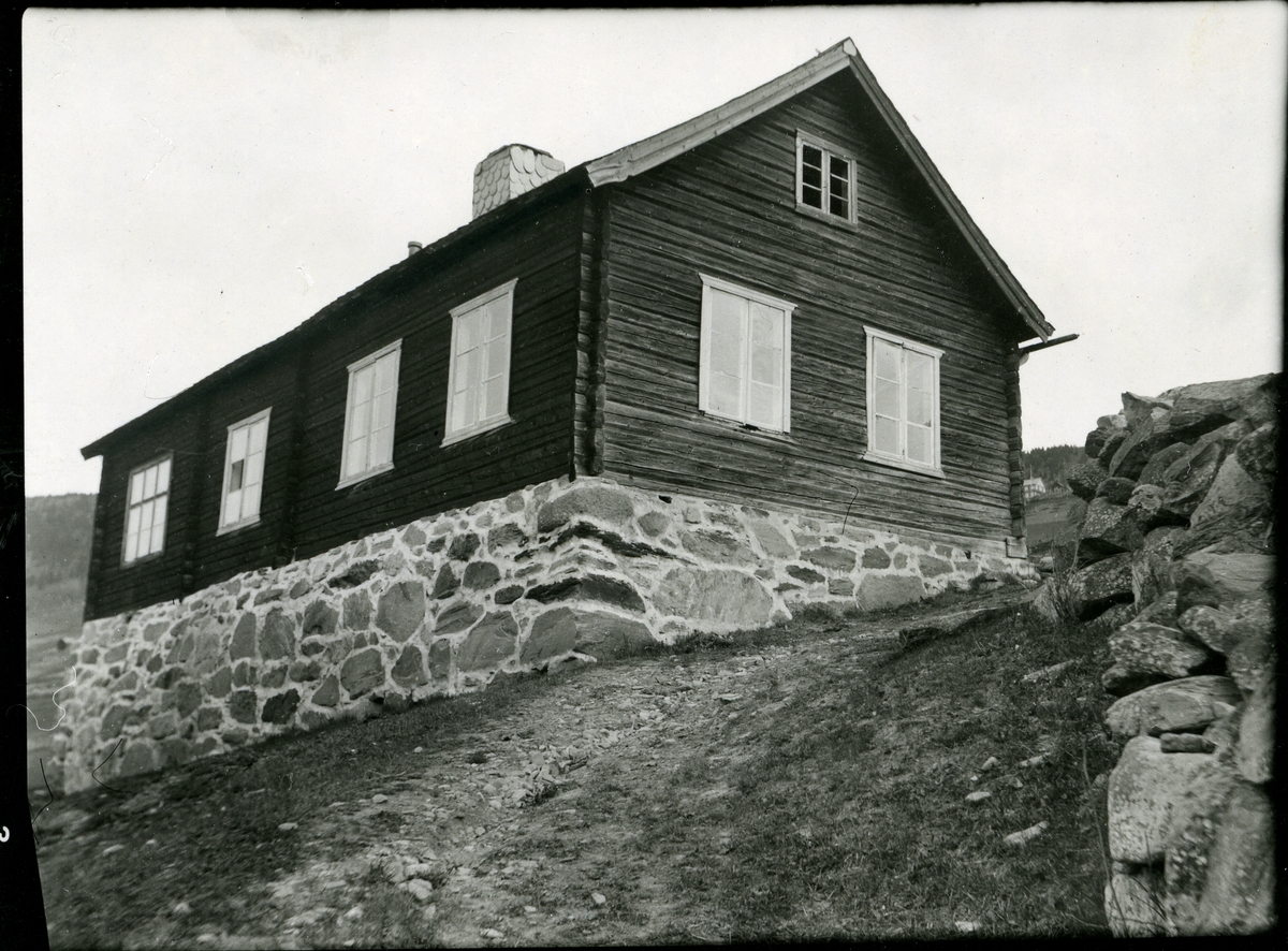 Gamle Høyne skule, Vestre Slidre. Bygd i 1867-68. Oppsatt på Valdres Folkemuseum i 1942.