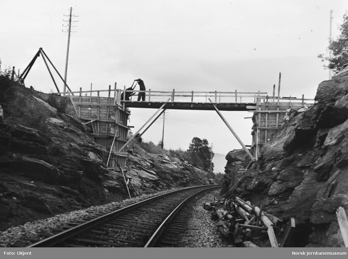 Jernbaneanlegget Mosjøen-Mo i Rana : bygging av vegovergang ved Hauknes, pel 8742+9,5