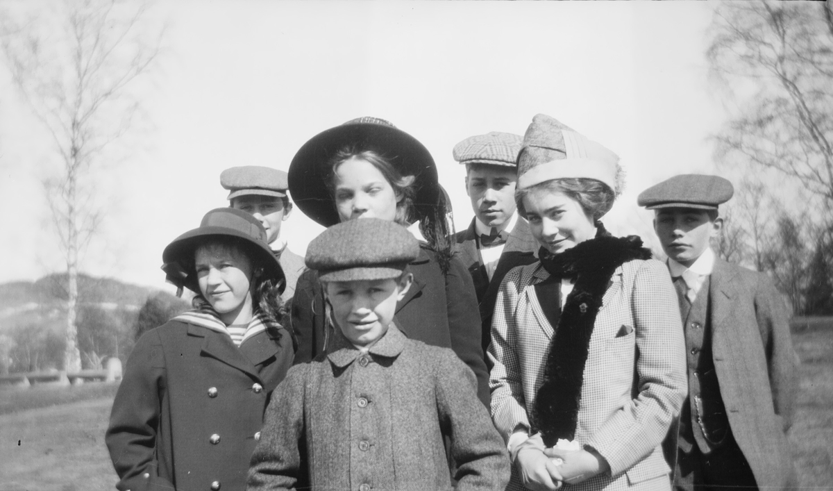 Bakerst, fra venstre: Christian Pierre Mathiesen, uidentifisert jente, Haaken Christian, Erich Monsen. Foran, fra venstre: uidentifisert jente, uidentifisert gutt, Celina Marie.