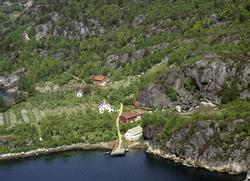 gård frukttrær veg kai båt fjord fjell
