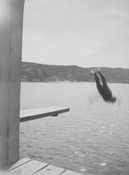 En person har kastet seg fra stupbrettet og stuper mot sjøen