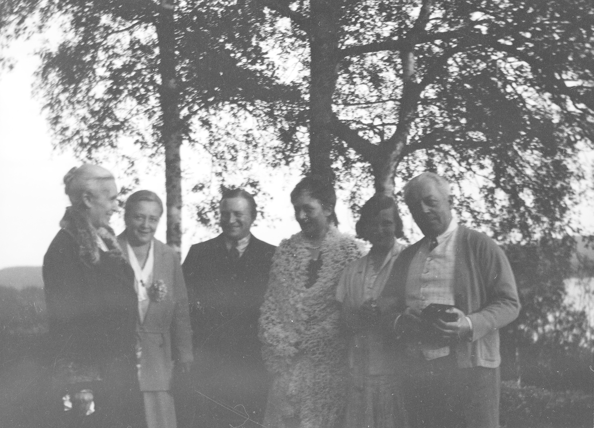 Fra venstre: Anna Mathiesen, Elise Frölich f. Mathiesen, uidentifisert mann, Marie Gleditsch, uidentifisert kvinne, Christian Pierre Mathiesen.