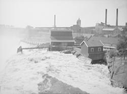 Bildet viser Sarpefossen sett fra Struerveien, fra broen ove
