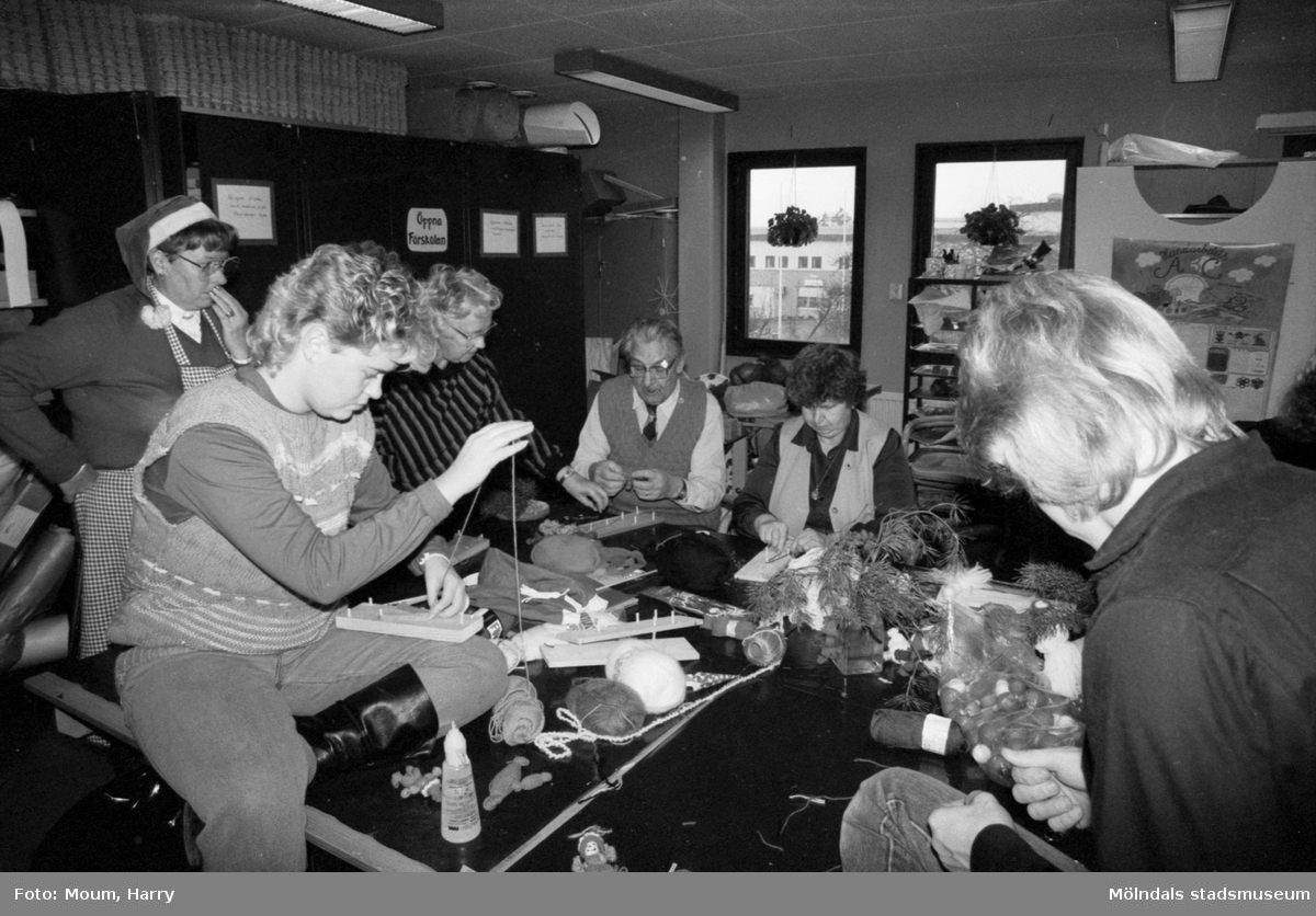 Familjedag med julförberedelser på Almåsgården i Lindome, år 1983.

För mer information om bilden se under tilläggsinformation.