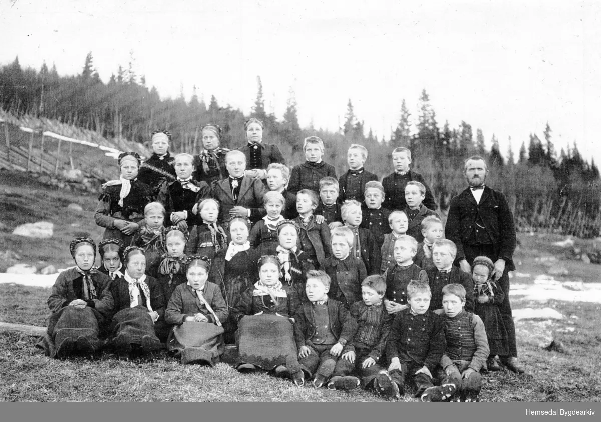 Ålrust skule 1907-1908. Om lag 10 av dei 36 elevane er identifiserte. Namnelist i Hemsedal Bygdaarkiv.