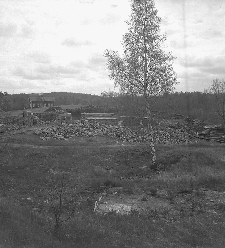 Svennevad, fornlämningar. Byggnader.
Bilden är tagen på Svennevadsåsen. I bakgrunden syns kyrkskolan.

16 maj 1946