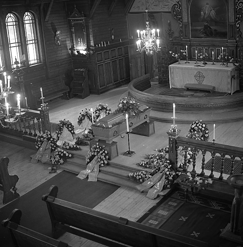 Begravning i Ljusnarsbergs kyrka, interiör av kyrkan, likkista och begravningskransar.
Wickman, Kopparberg.
