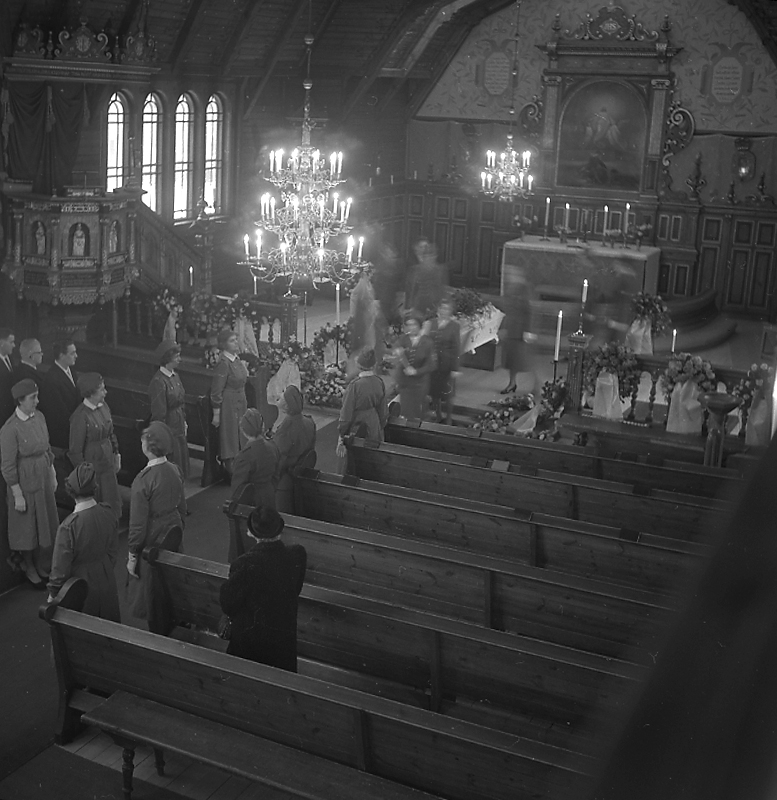 Begravning i Ljusnarsbergs kyrka, interiör av kyrkan, likkista, präst och människor.
Greger, Rällså.
