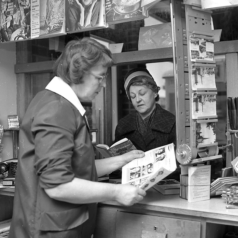 Pressbyrån i Ställdalen, två kvinnor. 
Fru Leonardsson med kunden fru Fjälling.
