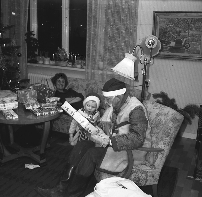 Rumsinteriör, tre personer, julfirande.
Gunilla Lagerblad, Ann Lagerblad och tomten.