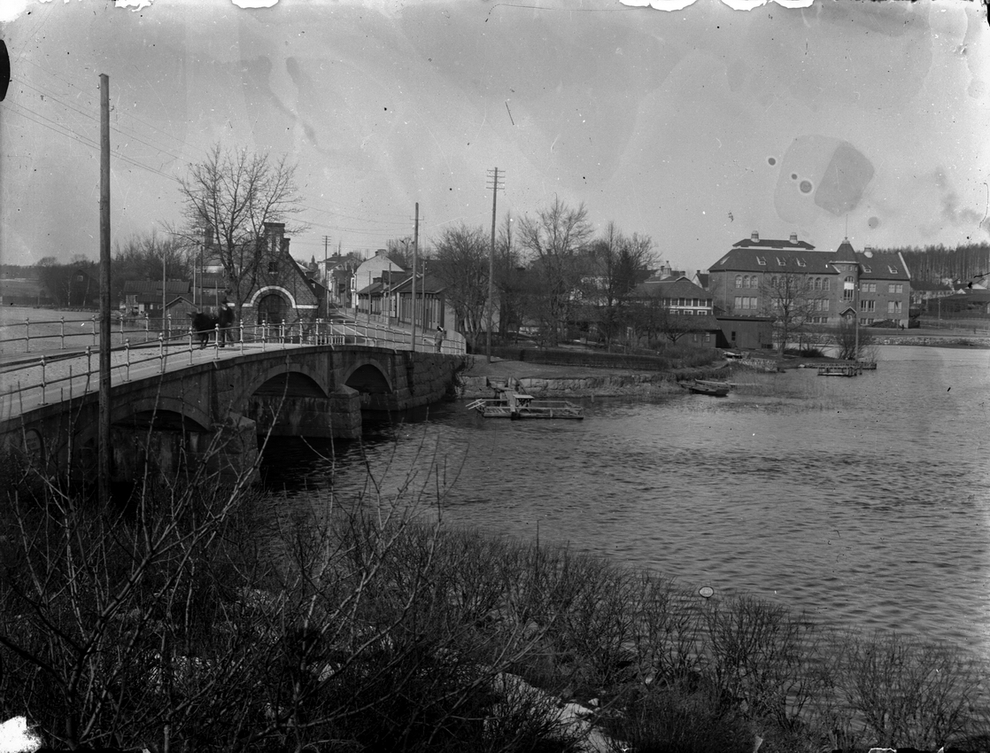 Sundsbron vid gamla södra infarten och Kristinaskolan, som blev klar 1910.