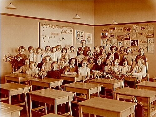 Engelbrektsskolan, klassrumsinteriör, 30 flickor med lärarinna fröken Ruth Blomkwist, klass 4g, sal 22.