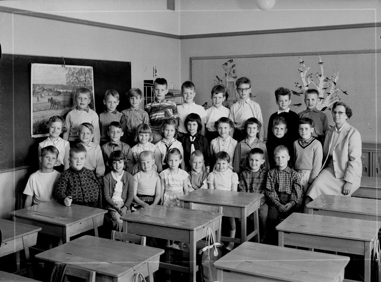 Engelbrektsskolan, klassrumsinteriör, 28 skolbarn med lärarinna fröken Astrid Wiberg.
Klass 2aa, sal 15.