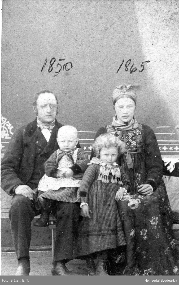 Ola Aalrust (1850-1942), frå nordre øvre Ålrust i Hemsedal og kona, Ingebjørg N. Eiklid (1865- ??). Dei budde på Eiklid i Gol. Sonen, Svein, sit på fanget til faren. Jenta sitt namn kjenner ein ikkje.