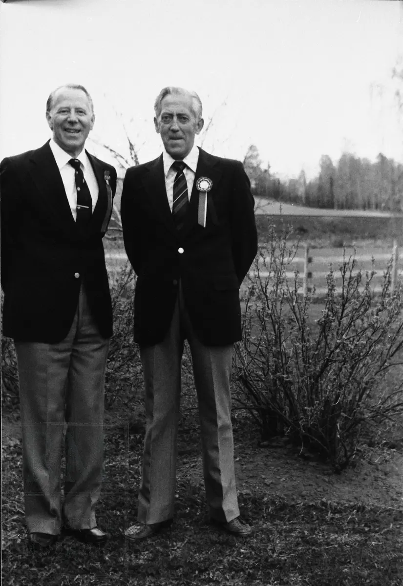 Ingvald Nordby (20.3 1911 - 7.1 2007) og Arne Sundvoll (30.4 1928 - 4.8. 2005) til høyre, poserer ute i en hage.