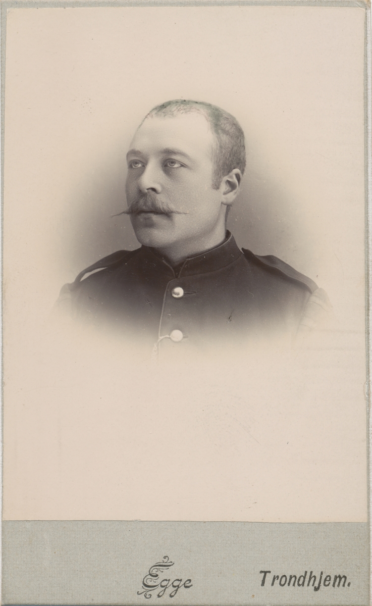 Visittkort med portrett av Petter Holtleite i uniform.