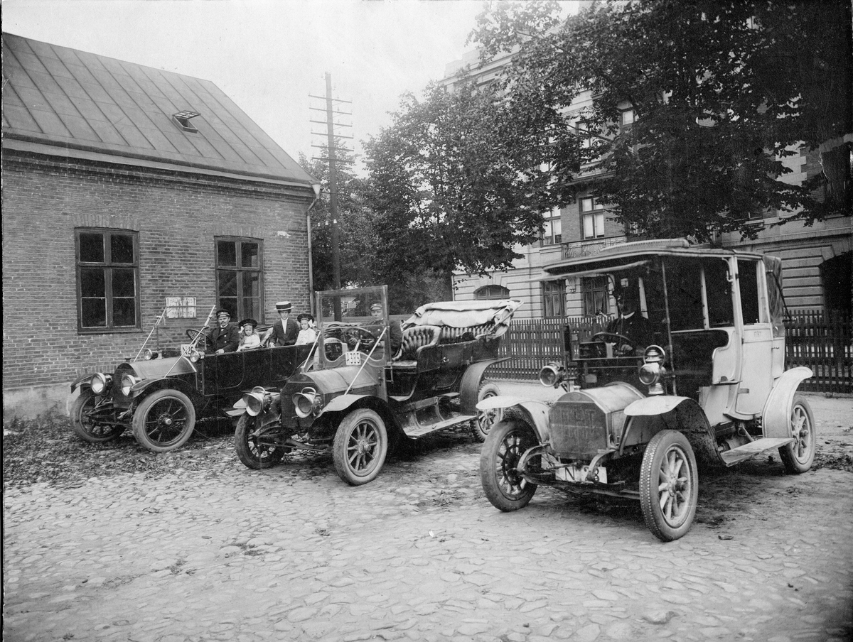 En av Halmstads första taxibilar. Firma "Halmstad Taxi" startades 1910 av Thure Bäckman som hade firman till 1913 då han flyttade till Stockholm. Gåva jan-88 av Lars Hermansson, Augustivägen 15, 30260 Halmstad, tel. 135321.