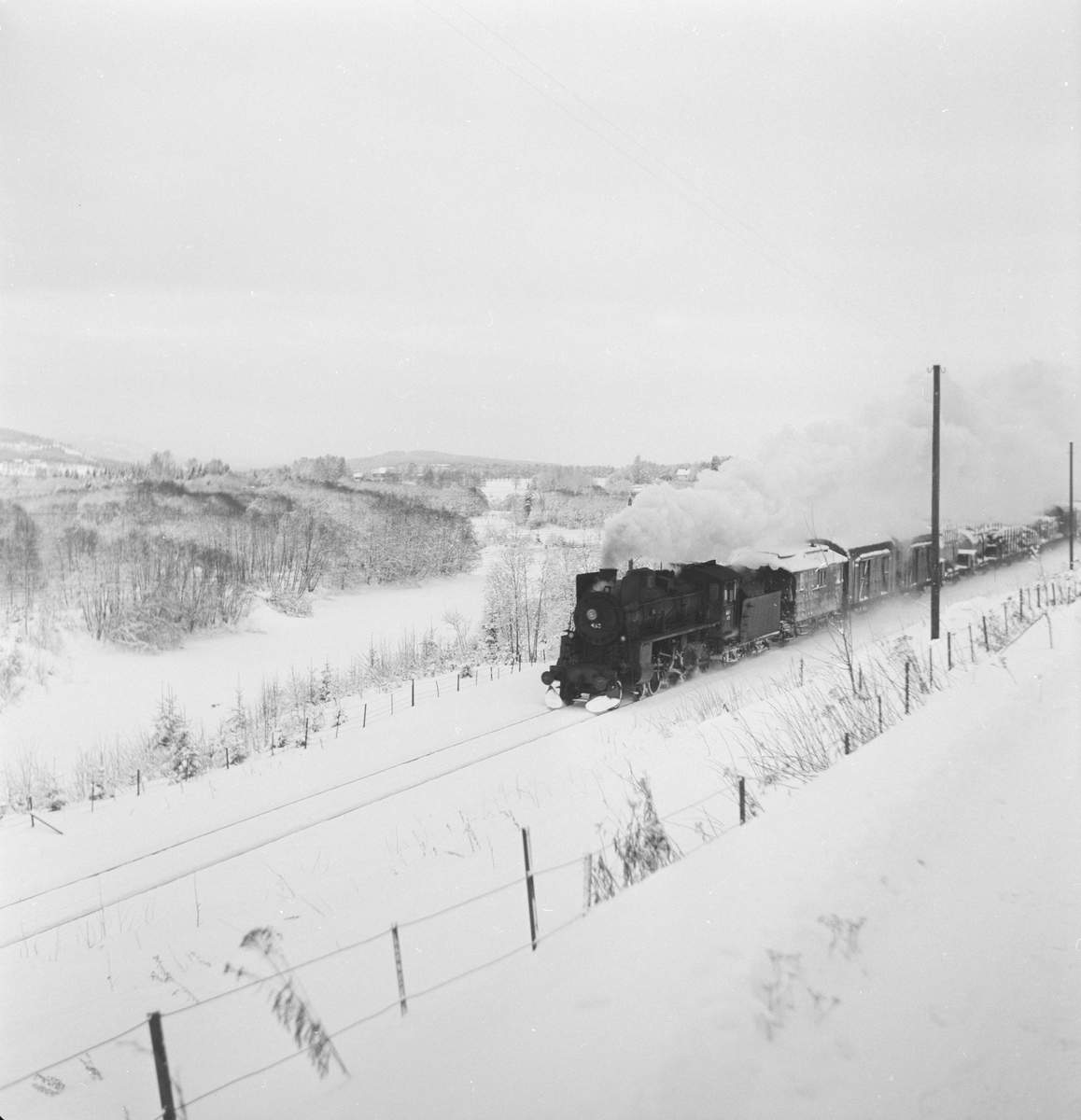 Godstog på Solørbanen trukket av damplokomotiv 26c nr. 433.
