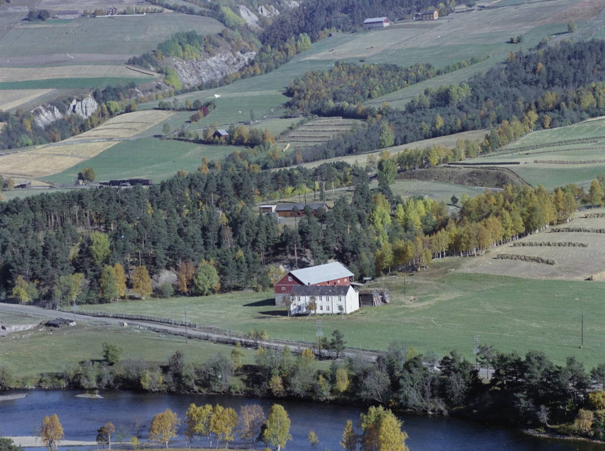 Flyfoto, gårdsbruk,fra v. Tårud (Taarud) , Dovre kommune. Lågen i framkant.