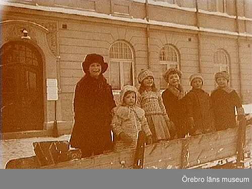 En kvinna och fem barn på en släde