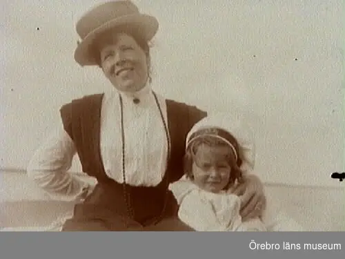 Granliden, Tisaren.
En kvinna och en liten flicka.
Gerda Thermaenius (född Calmander) med dottern.