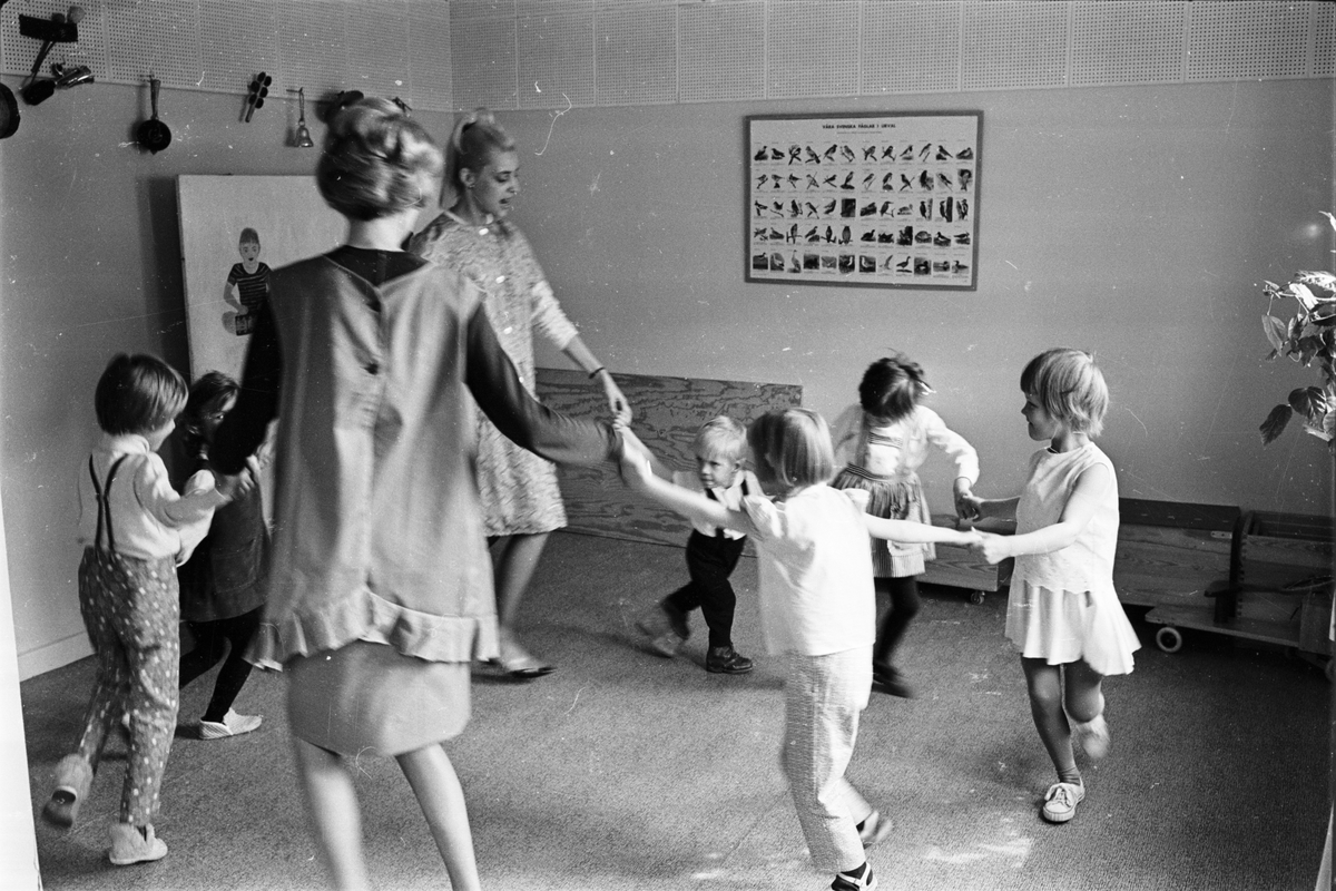 Förskolepersonal och barn leker ringlekar, Akademiska sjukhuset.